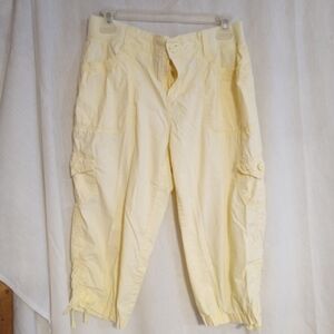 Gloria Vanderbilt Capris Size 6 Soft Yellow Comfort Waist 97% Cotton 3% Elastane